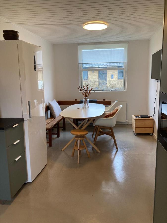 Villa Med Private Vaerelser Delt Badevaerelse/Kokken, Viby Sj. エクステリア 写真